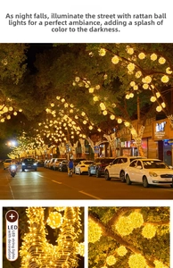 Dettaglio di stringhe LED a sfera in rattan giallo caldo per decorazione di alberi e strade