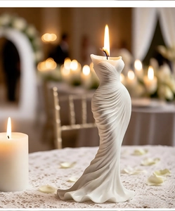 Detailansicht der weißen plissierten Kleid-Kerzenform mit eleganter Textur