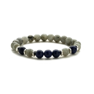 Detail eines Naturstein-Armbandes mit Lapislazuli und silbernen Metall-Zwischenteilen