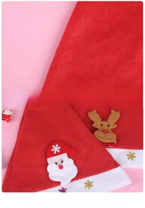 Détail du bonnet de Noël avec motif Père Noël en 3D et paillettes de flocons dorés
