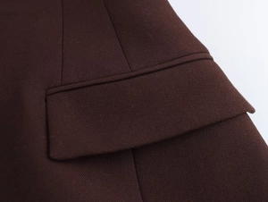 Detailaufnahme der Tasche am dunkelbraunen Anzug aus Twill-Stoff für Damen