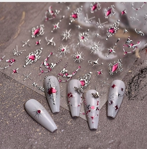 Vue macro des stickers ongles M-96 avec motifs cœurs rubis et accents d'étoiles argent