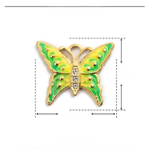 Dettaglio pendente farfalla oro 24mm con smalto giallo verde e strass luccicanti