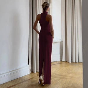 Dettaglio del retro di un abito lungo bordeaux con scollo all'americana ed elegante spacco