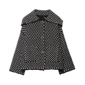 Veste en tricot pour femme à motif noir et blanc avec grand revers et boutons bois