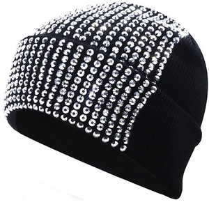 Bonnet noir en maille style punk avec rayures verticales en strass pour l'hiver et protection