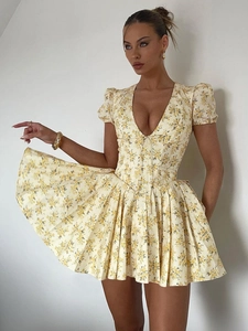 Robe courte fleurie jaune style français avec col en V profond et manches bouffantes