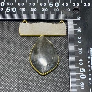 Dettaglio del pendente rettangolare in Labradorite e Druzy dorato con misure di taglia