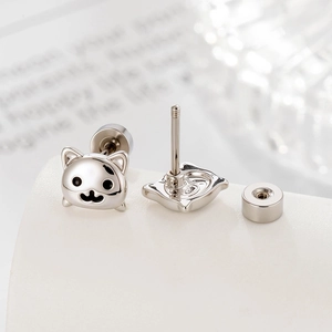 Boucles d'oreilles chat argentées avec fermoir à vis, vues de face et de dos