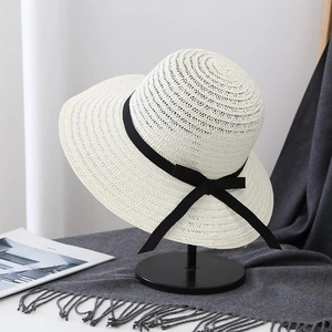 Dettaglio della trama del cappello di paglia con nastro nero su un supporto
