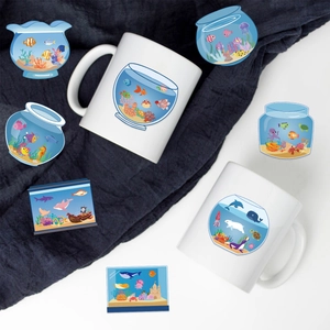 Primer plano de tazas de cerámica blanca con 8 diseños de pegatinas de peceras de dibujos