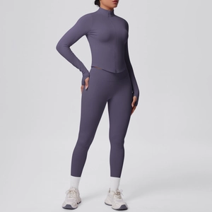 Dettaglio del set yoga viola con polsini con foro per il pollice e colletto con zip