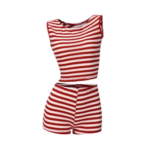 Gros plan sur le tissu en tricot à rayures rouges et blanches du haut court et short