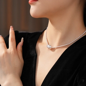 Dettaglio della collana choker con perle vintage e zircone su colletto in velluto nero