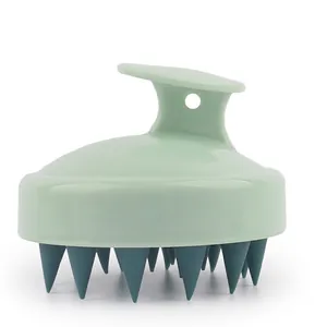 Vue détaillée de la brosse de massage verte avec poignée ergonomique et picots en silicone