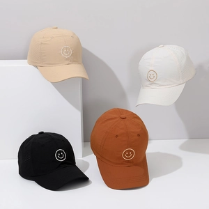 Détail de quatre casquettes séchage rapide pour enfants avec trous de ventilation latéraux
