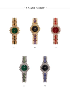 Nahaufnahme von fünf luxuriösen Quarzuhren mit bunten Zifferblättern und Strassarmbändern