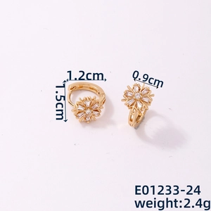 Détail de boucles d'oreilles flocon dorées avec zircons étincelants et dimensions