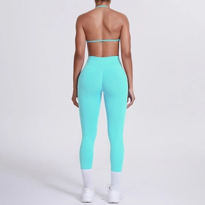 Vista posteriore del set yoga a coste verde menta con reggiseno e legging a vita alta