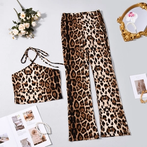 Tenue imprimé léopard avec top dos nu et pantalon évasé à taille haute sur fond
