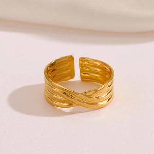 Anello geometrico minimalista in acciaio inossidabile dorato con design intrecciato