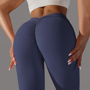 Détail du legging de yoga taille haute avec couture froncée effet push-up bleu marine
