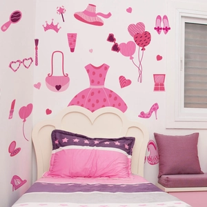 Roze prinses muurstickers met jurken, hakken en tassen voor decoratie van de meisjeskamer