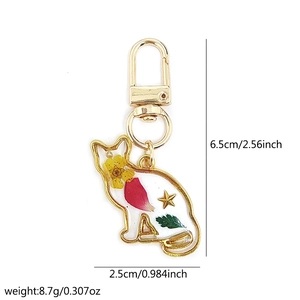 Detailed dimensions of cat-shaped resin pendant with dried flowers and gold stars
