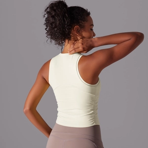 Détail du design froncé latéral sur le débardeur de yoga jaune crème à coupe ajustée
