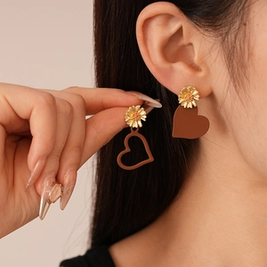 Asymmetric daisy and brown heart earrings in gold-tone metal for a sweet vintage look