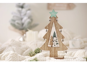 Details von Holz Weihnachtsbaumschmuck mit Schneemann auf warmer Strickdecke