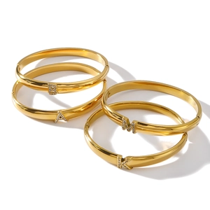 Bracciale in acciaio inossidabile placcato oro 18k con lettere di cristallo B A M K
