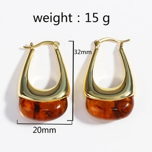 Orecchini a U in resina ambrata e metallo dorato, accessori moda di 32mm x 20mm