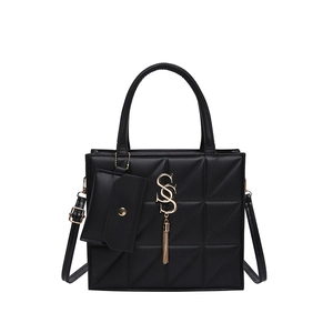 Borsa tote trapuntata nera in similpelle con logo dorato e dettaglio di nappa