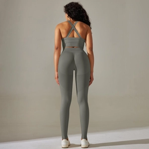 Detail des graugrünen Yoga-Sets mit gekreuztem Sport-BH und Booty-Lifting-Leggings