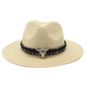 Cappello di paglia a tesa larga con fascia etnica e ornamento a teschio di toro
