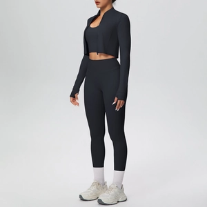 Dettaglio laterale del set da yoga nero in 3 pezzi con giacca zip e leggings a vita alta
