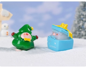 Miniatures de Noël figurines de cochons festifs dans un décor de neige féerique