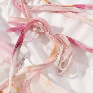 Detail des weißen Blumenkleides mit Rückenschnürung, Schleifen und verdecktem Reißverschluss