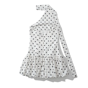 Détail du haut blanc à pois noirs asymétrique avec taille à basque et bride au cou