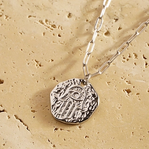 Collier Main de Fatma vintage en argent avec pendentif texturé et chaîne trombone