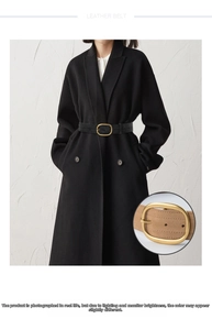 Détail de la ceinture en cuir avec boucle ovale dorée et finition en daim mat