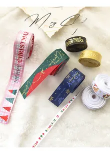 Vue détaillée de rouleaux de rubans de Noël avec motifs variés et textures riches