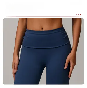 Détail d'un legging de yoga bleu marine avec une taille haute repliée pour un effet gainant