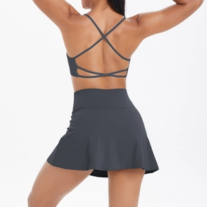 Détail du soutien-gorge à dos croisé et jupe taille haute en ensemble de sport gris