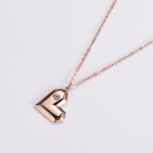Élégant collier pendentif cœur en or rose avec un diamant étincelant sur chaîne fine