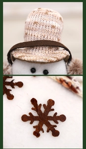 Details des weißen Schneemanns mit brauner Filz-Schneeflocke und beiger Strickmütze-Textur