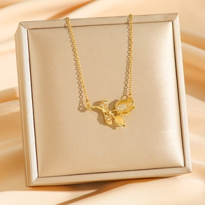 Collier avec pendentif tulipe doré orné de cristaux blancs sur fond en satin luxe