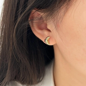 Orecchini a lobo a croissant in argento 925 con texture a strisce dorate lucide