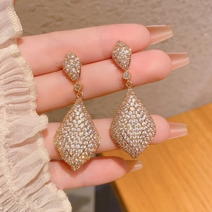 Boucles d'oreilles pendantes dorées avec zircons blancs et design géométrique étagé